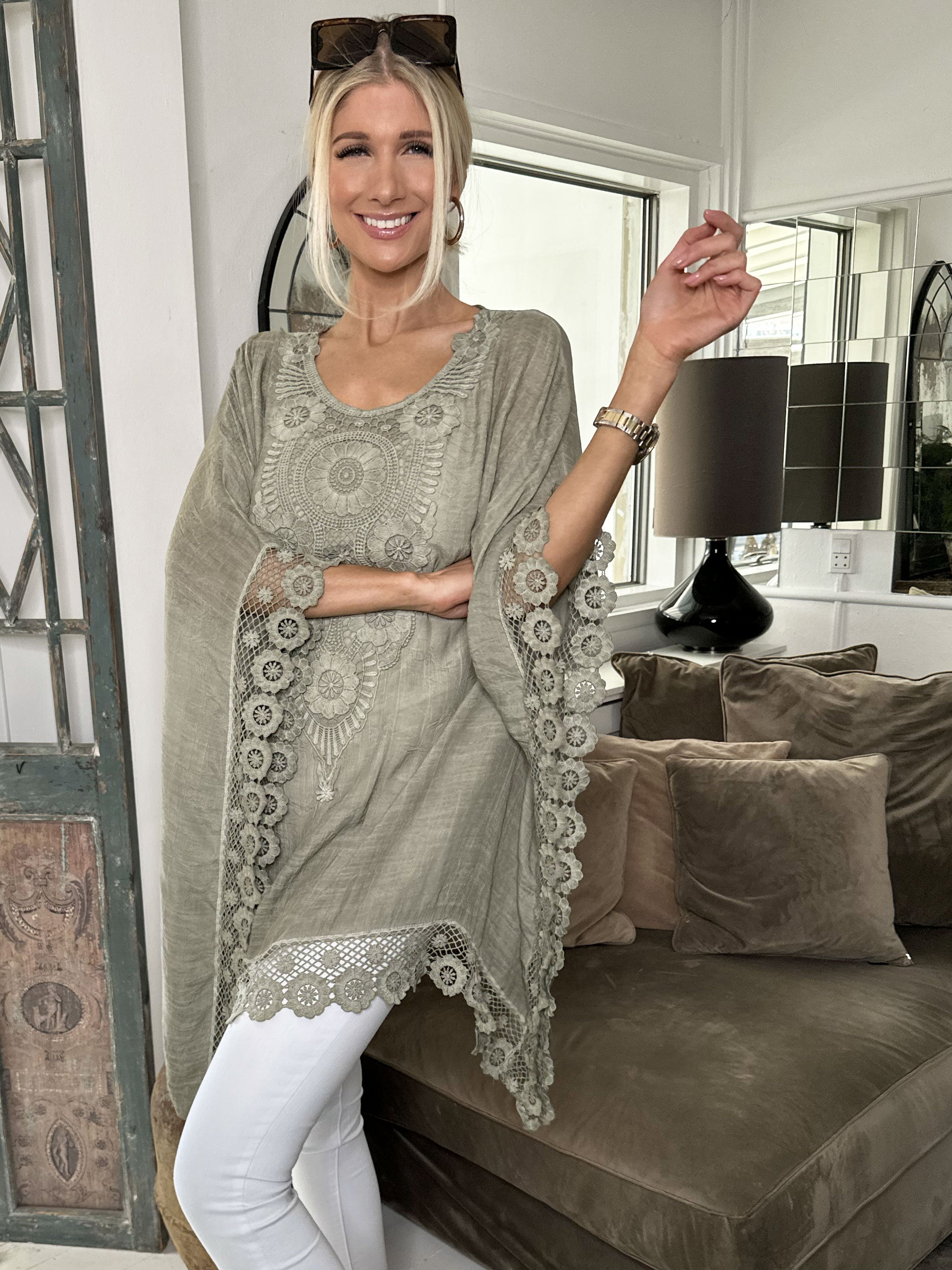 Leslie - Vacker tunika med spetskanter